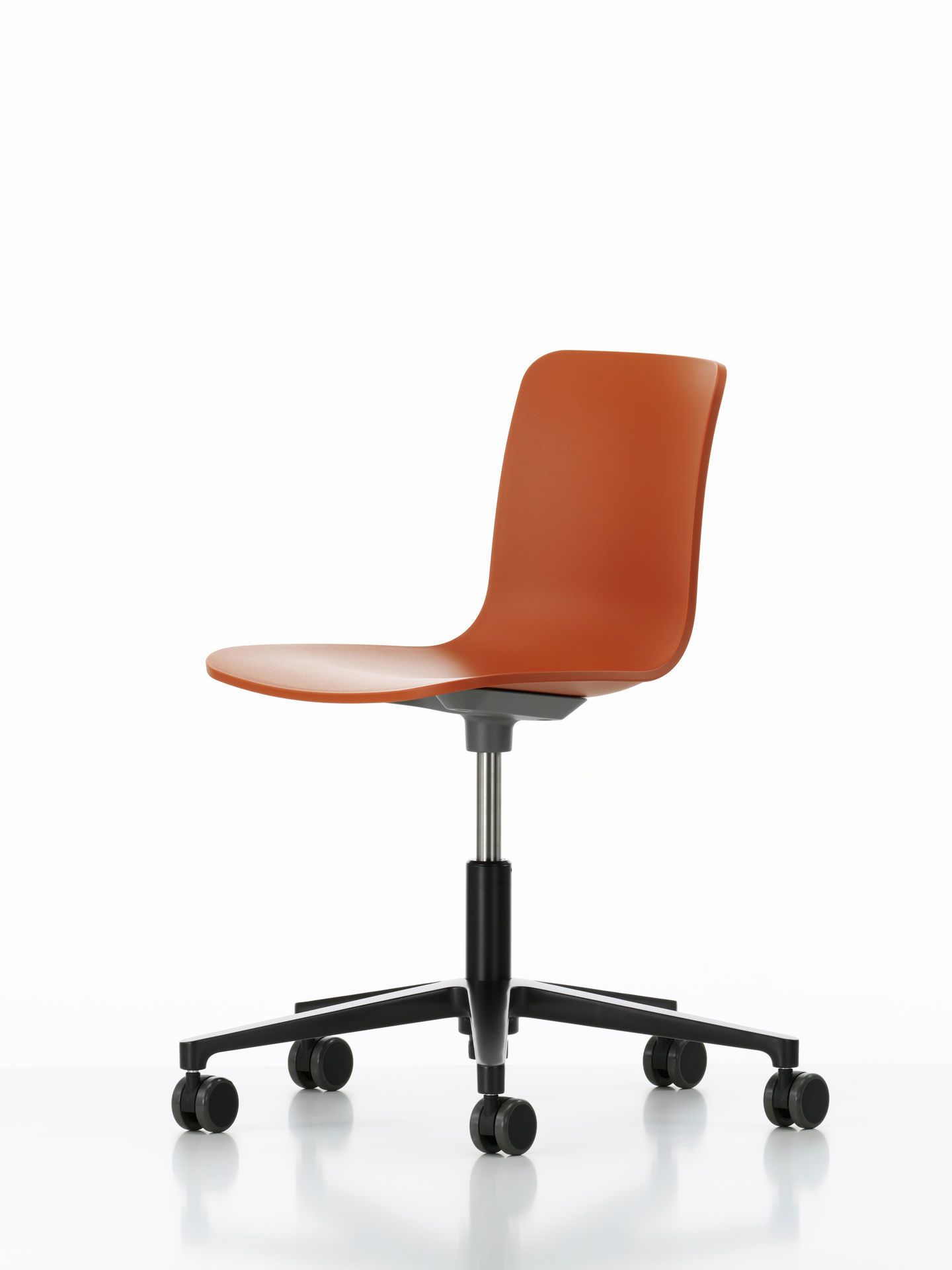 Orangefarbener Hal Drehstuhl von Vitra mit schwarzem Fußkreuz und Rollen vor weißem Hintergrund.